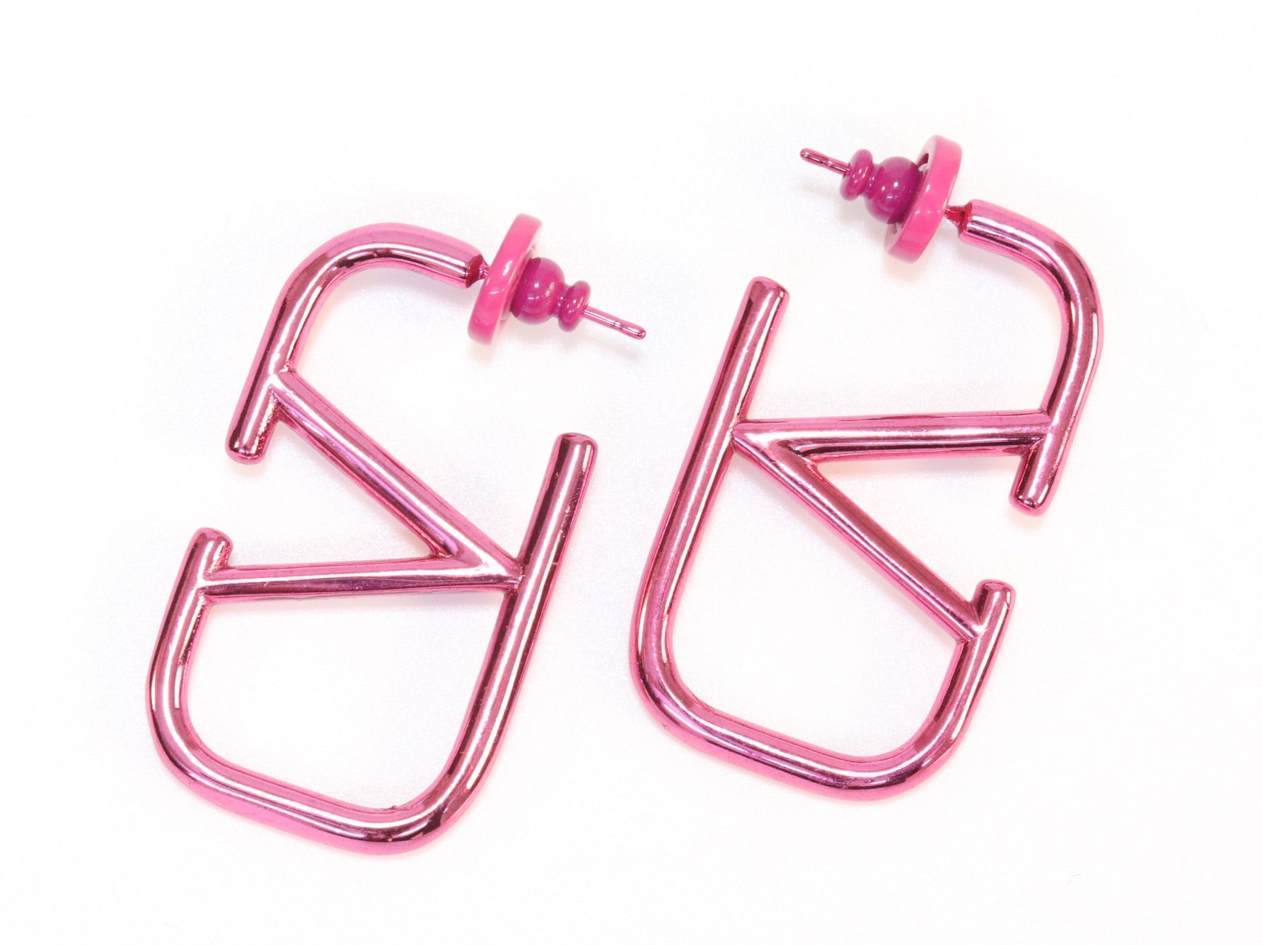 Alphabet V pink chrome hoops