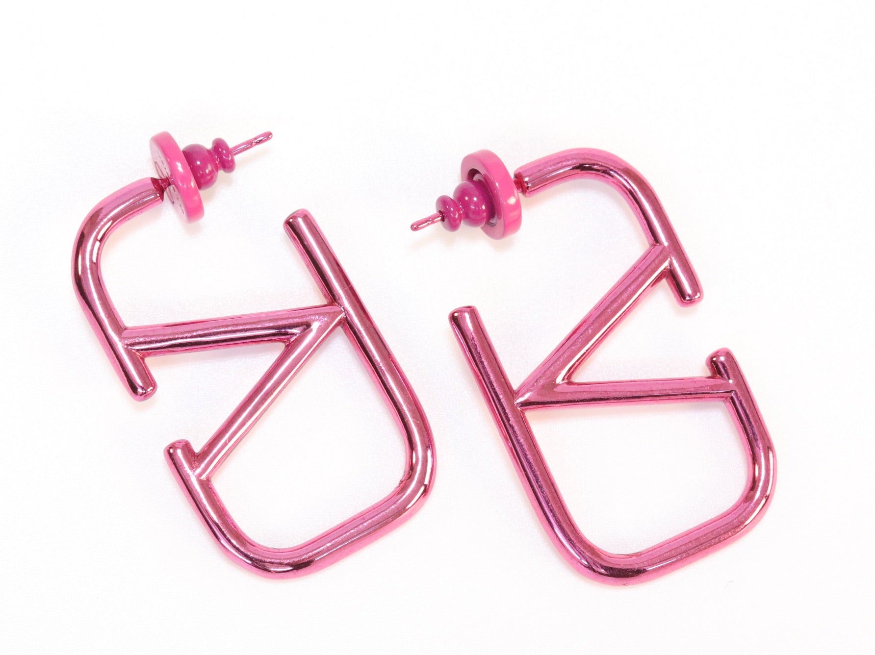 Alphabet V pink chrome hoops