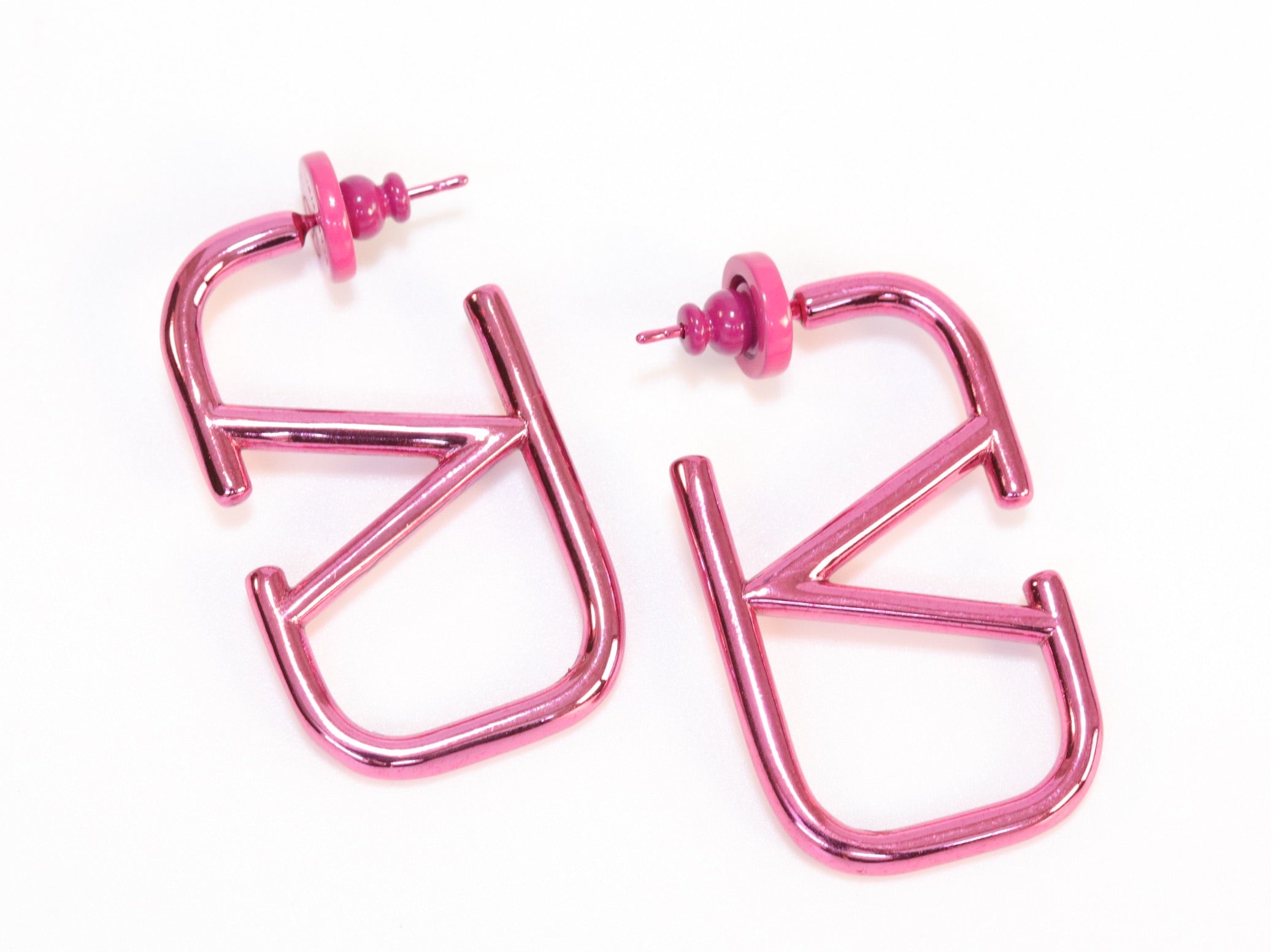 Alphabet V pink chrome hoops