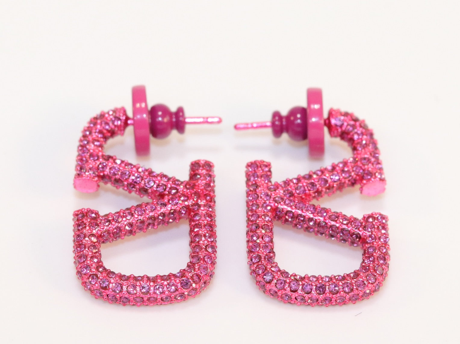 Alphabet V pink cz rectangular hoops 29 mm