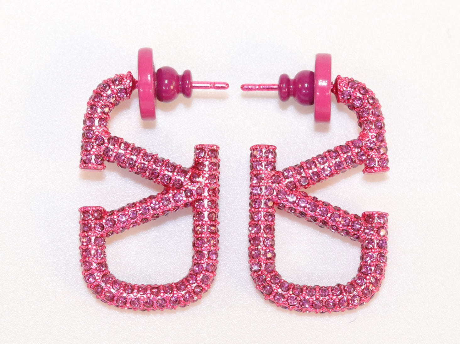 Alphabet V pink cz rectangular hoops 29 mm
