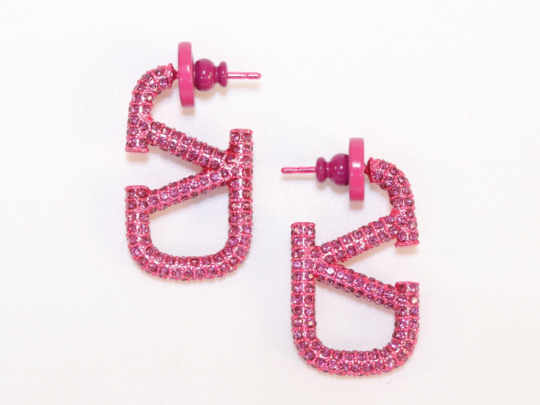 Alphabet V pink cz rectangular hoops 29 mm