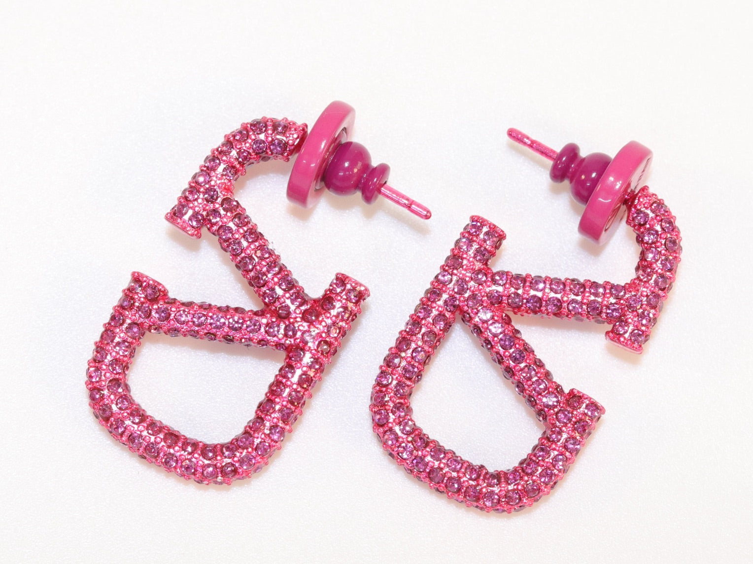 Alphabet V pink cz rectangular hoops 29 mm