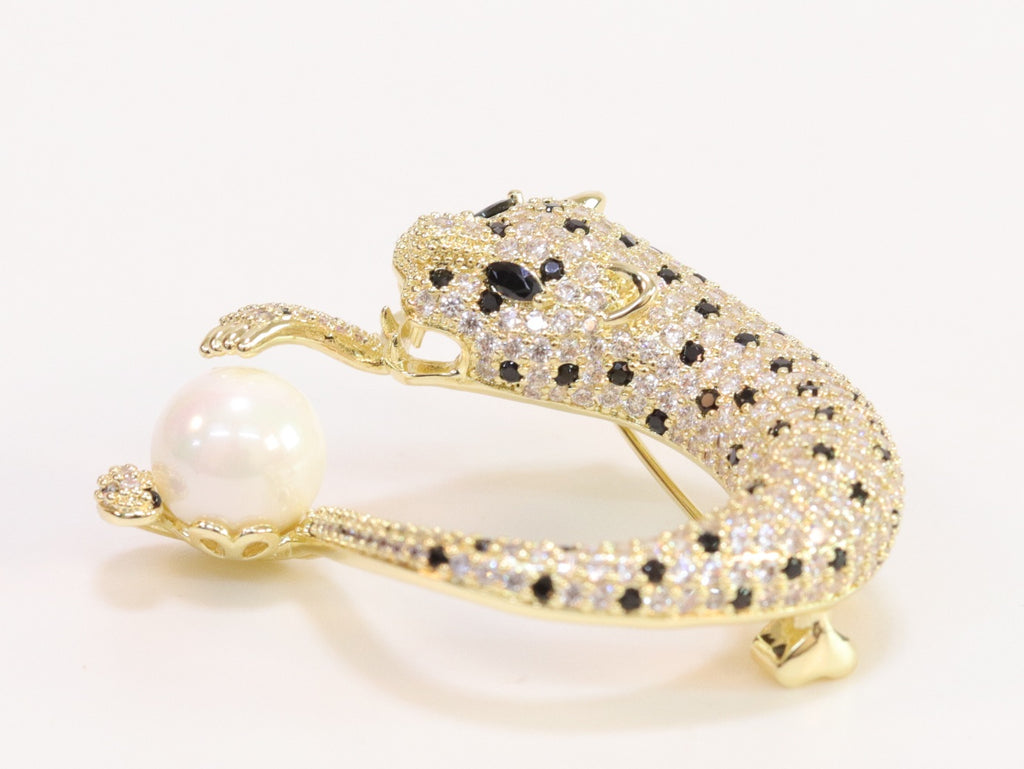 Cz round panther gold brooch