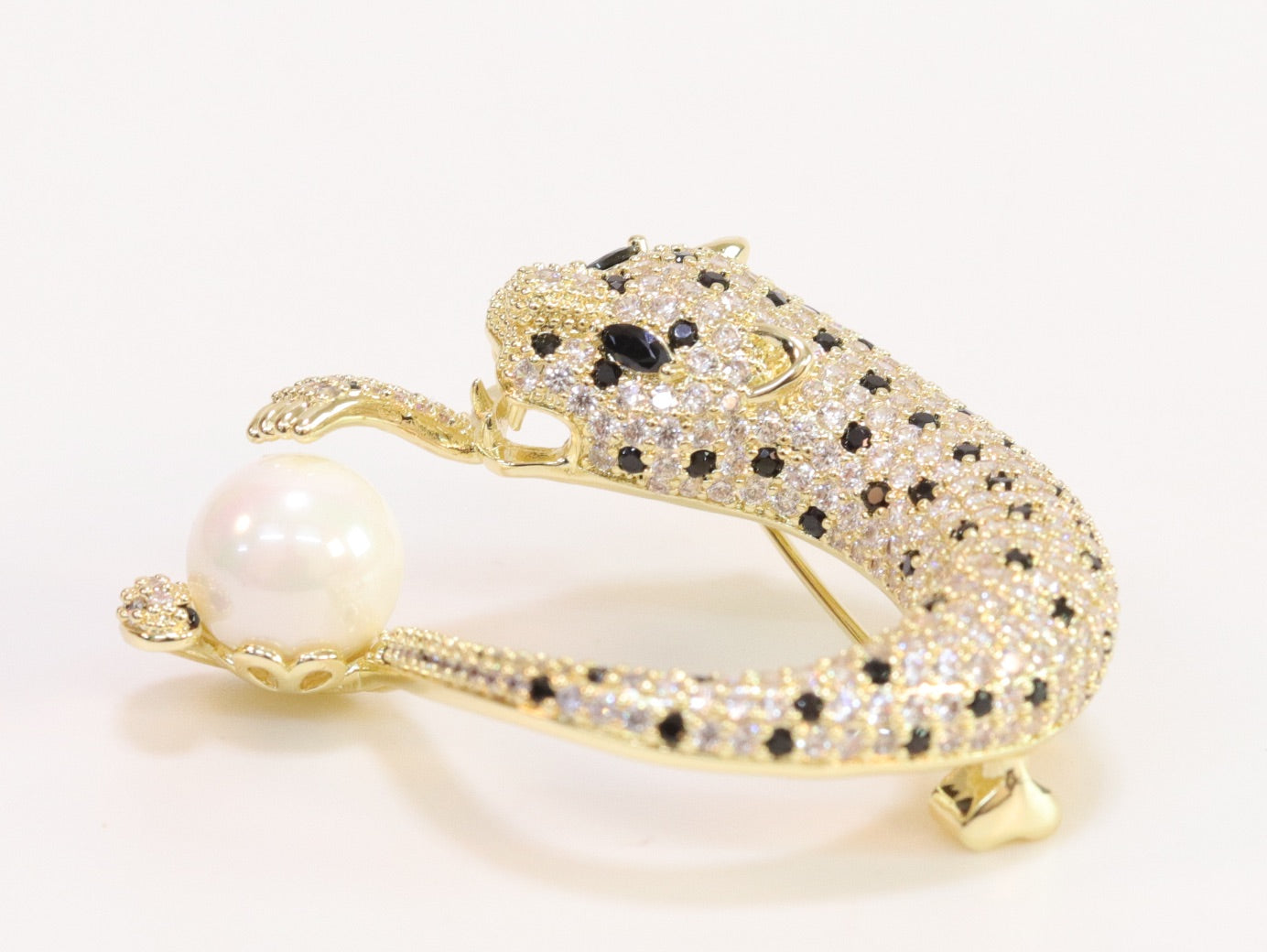 Cz round panther gold brooch