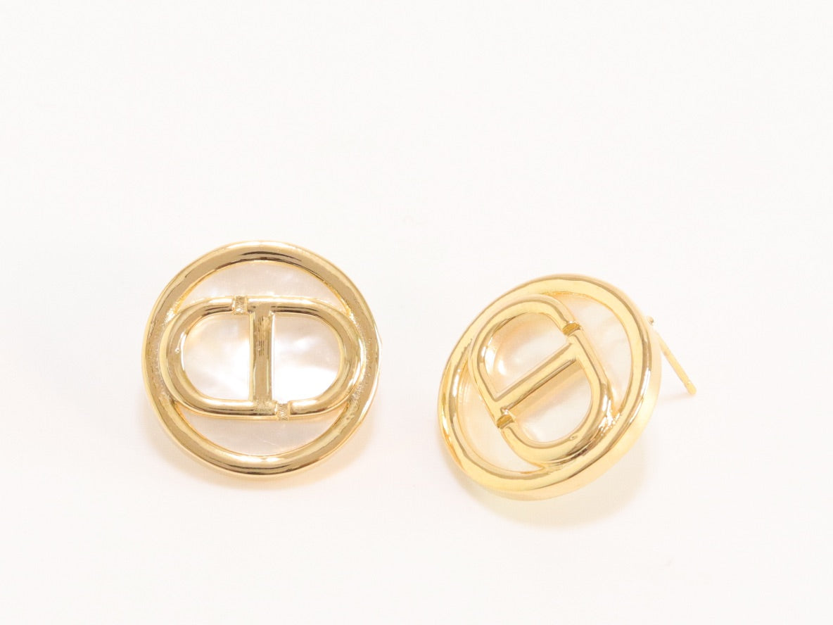 Gold Round Alphabet C & D earrings
