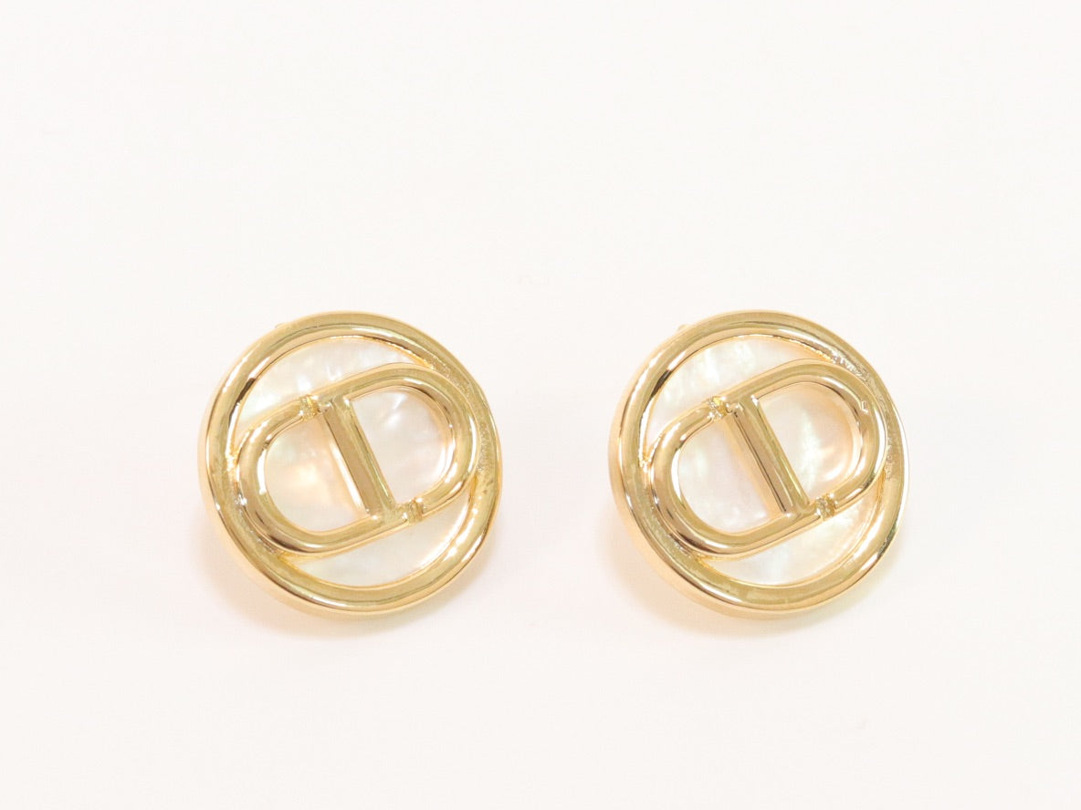 Gold Round Alphabet C & D earrings