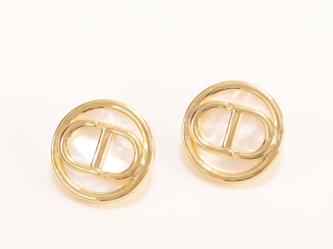Gold Round Alphabet C & D earrings