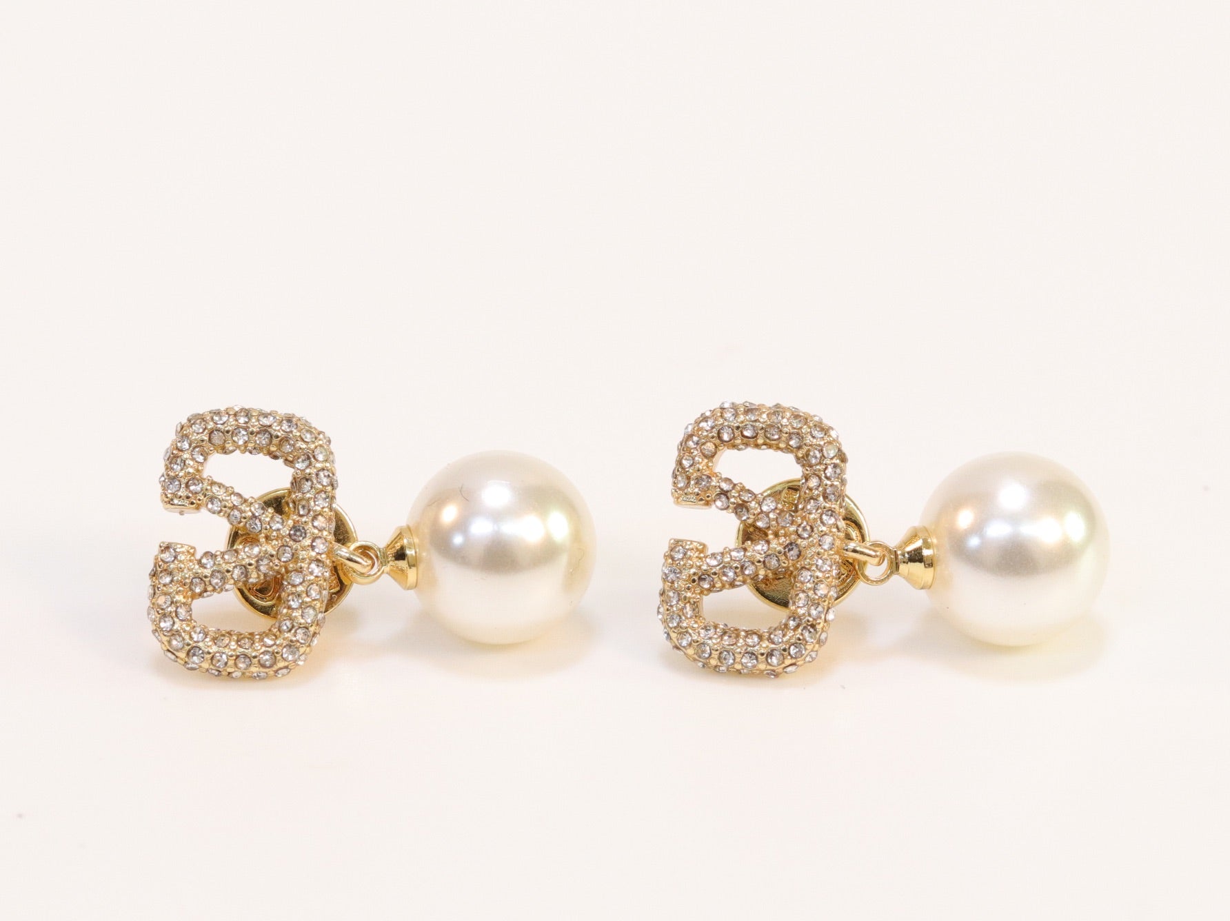 Alphabet V Gold cz with pearl drops