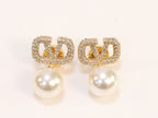 Alphabet V Gold cz with pearl drops