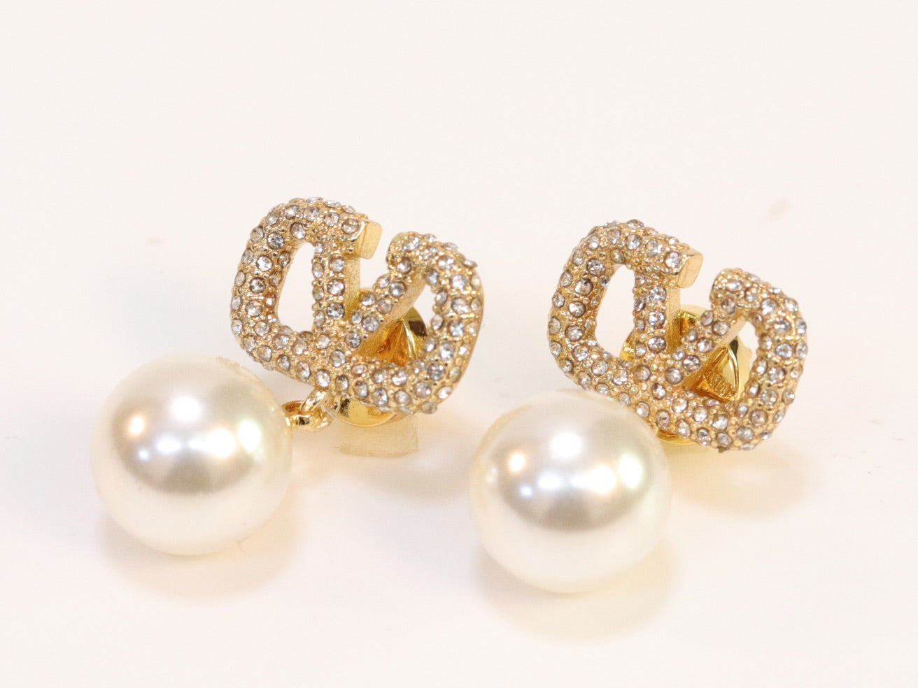 Alphabet V Gold cz with pearl drops