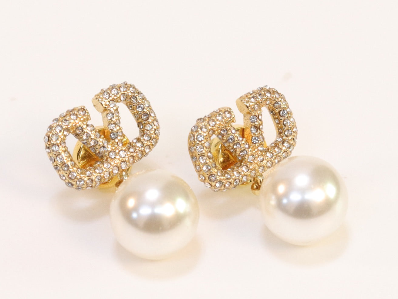 Alphabet V Gold cz with pearl drops