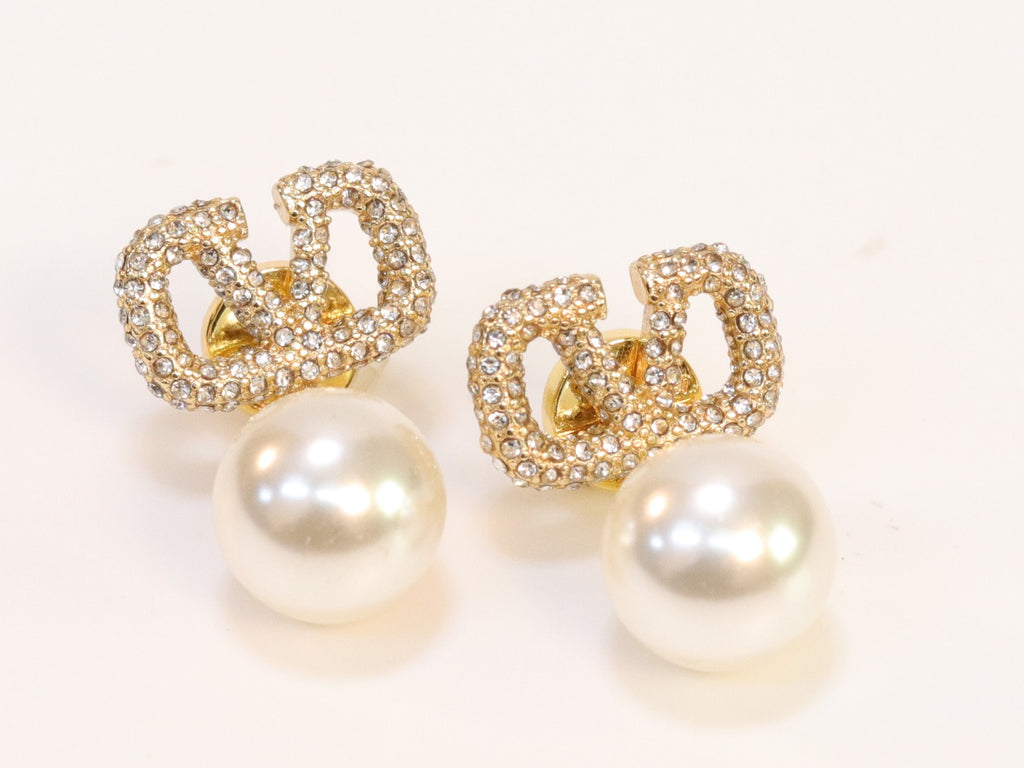Alphabet V Gold cz with pearl drops