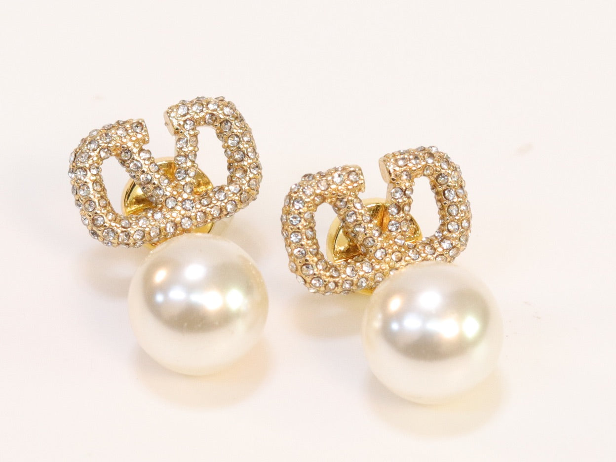 Alphabet V Gold cz with pearl drops