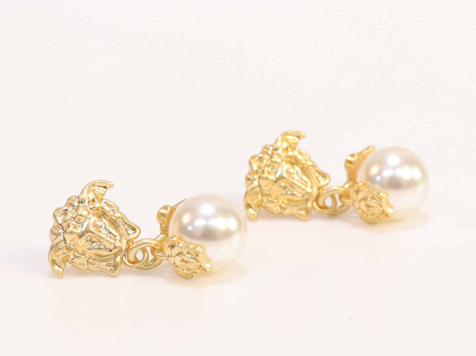 Medusa Gold mesh pearl drops