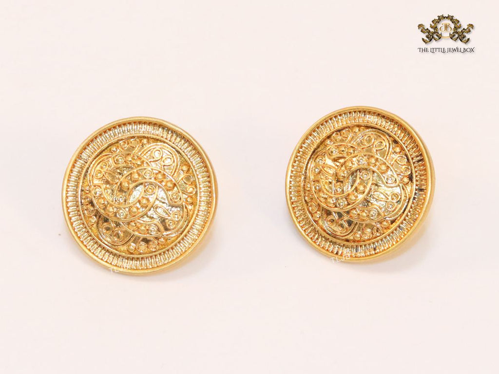 Double C embossed studs
