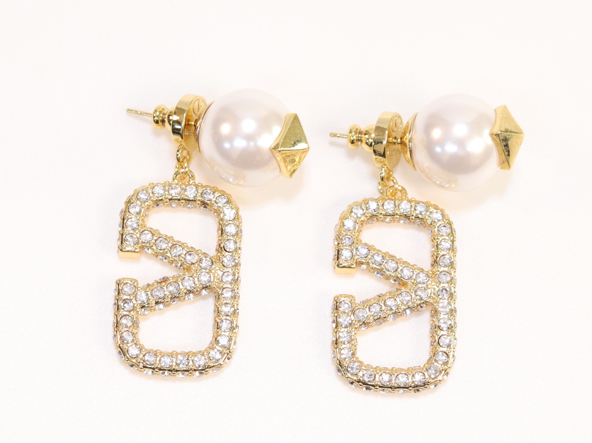 Alphabet V gold cz pearl drops