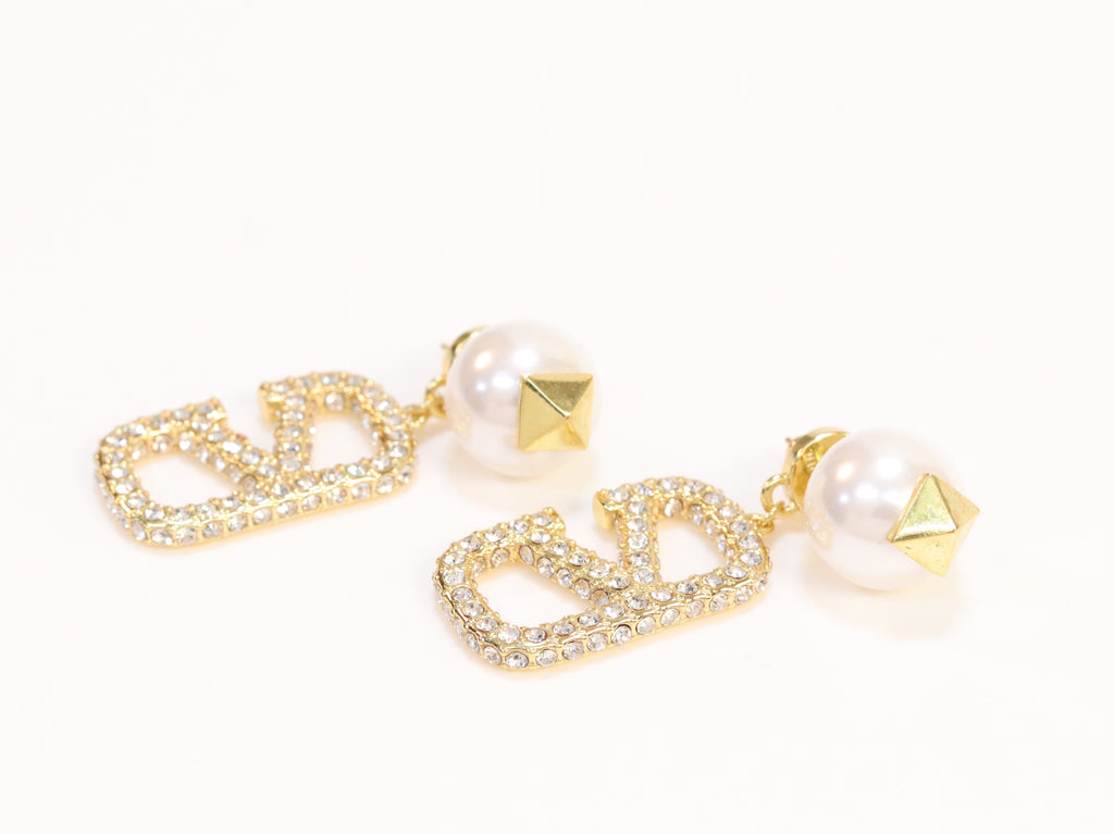 Alphabet V gold cz pearl drops