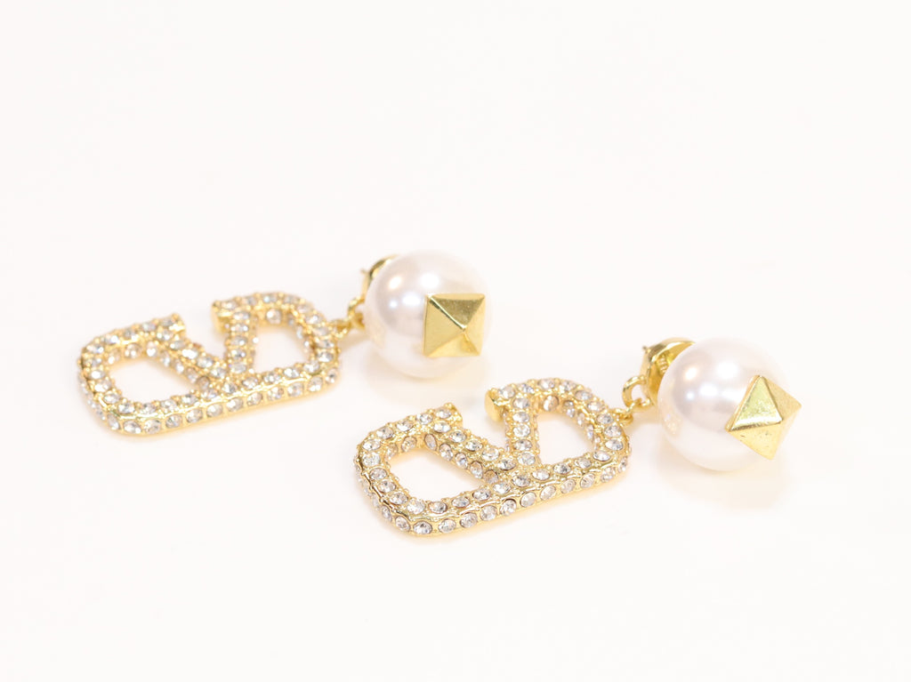 Alphabet V gold cz pearl drops