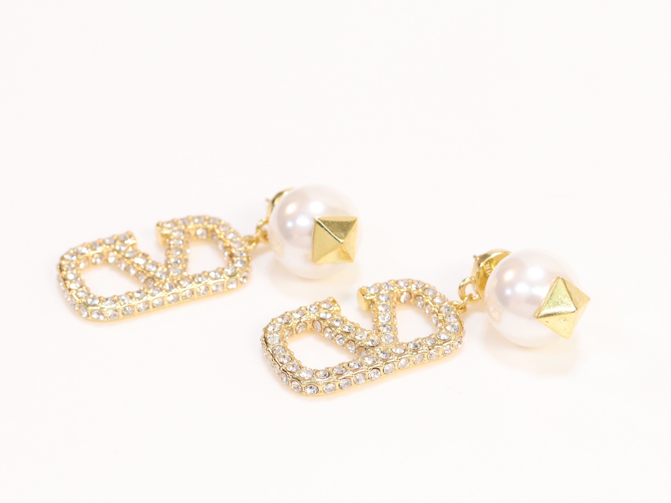 Alphabet V gold cz pearl drops