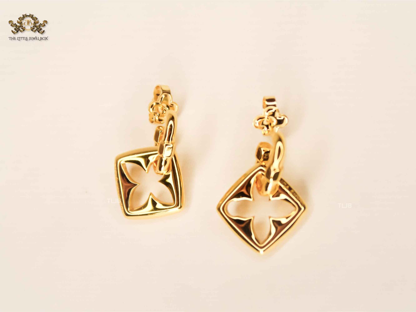 Alphabet L&V Gold petal motif dangle