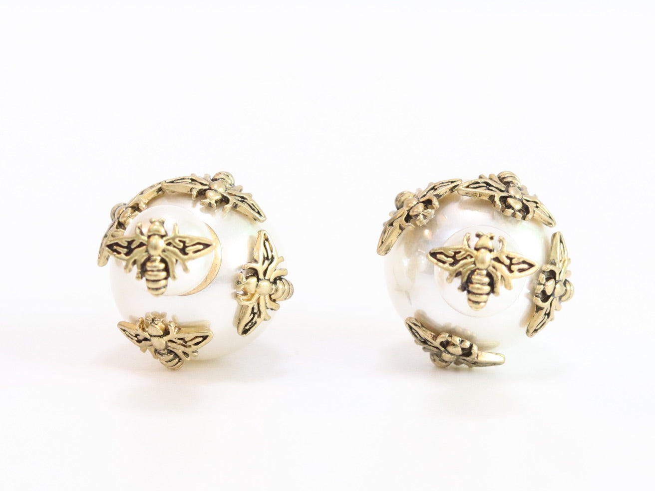 Rustic dragonfly on pearls in gold