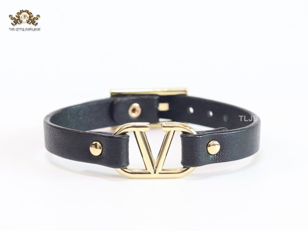 Alphabet V leather bracelet - black