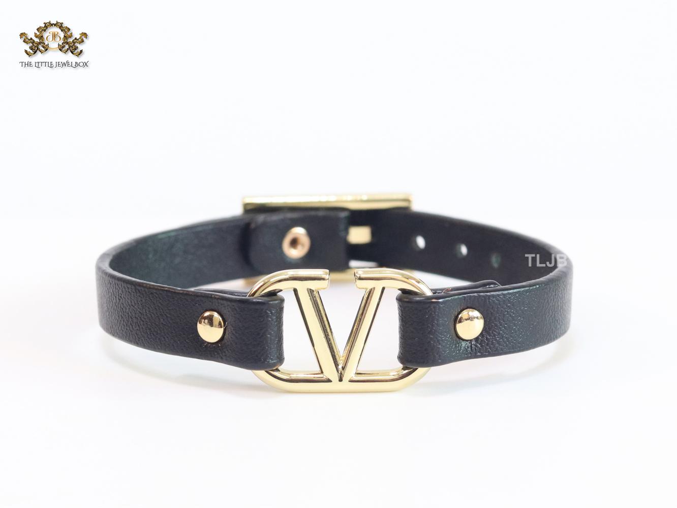 Alphabet V leather bracelet - black