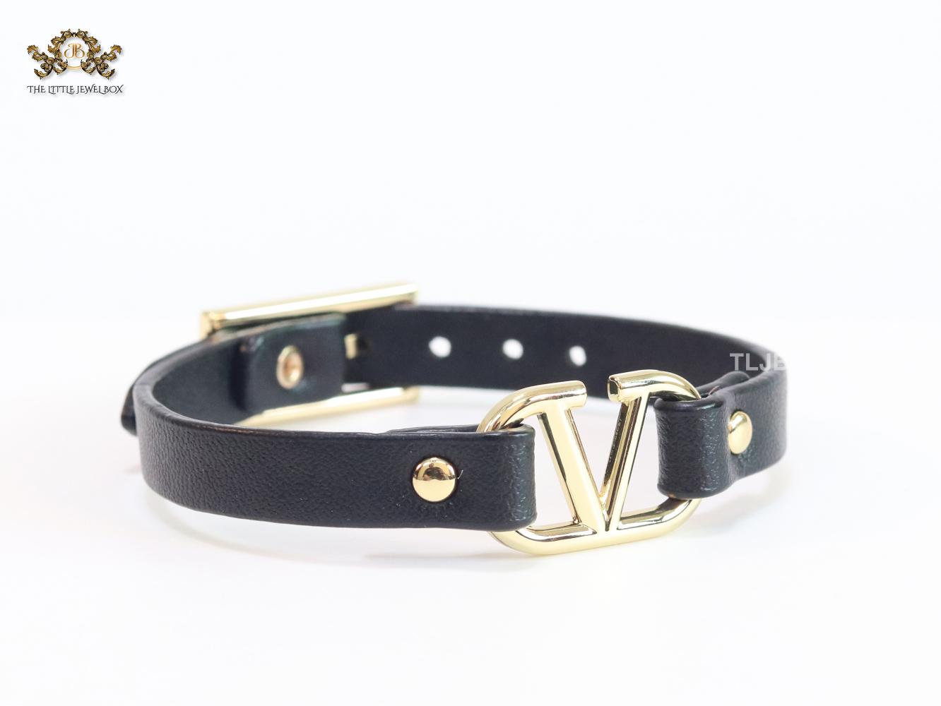 Alphabet V leather bracelet - black