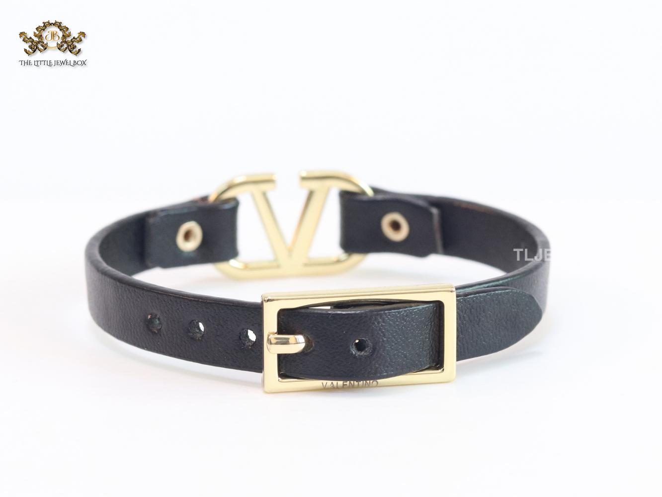 Alphabet V leather bracelet - black