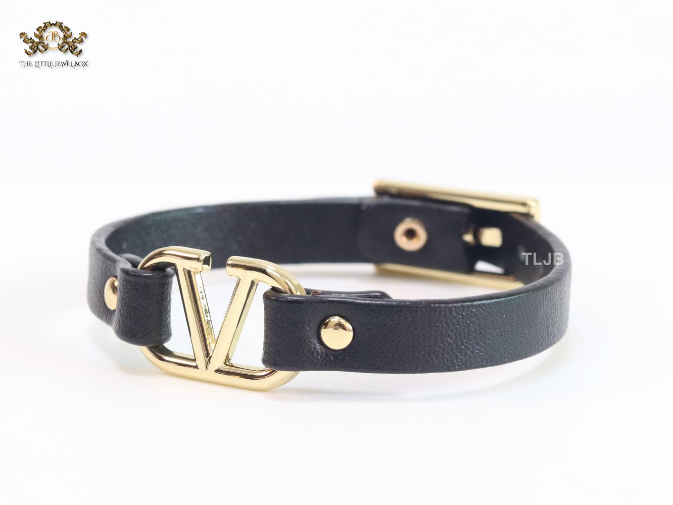 Alphabet V leather bracelet - black