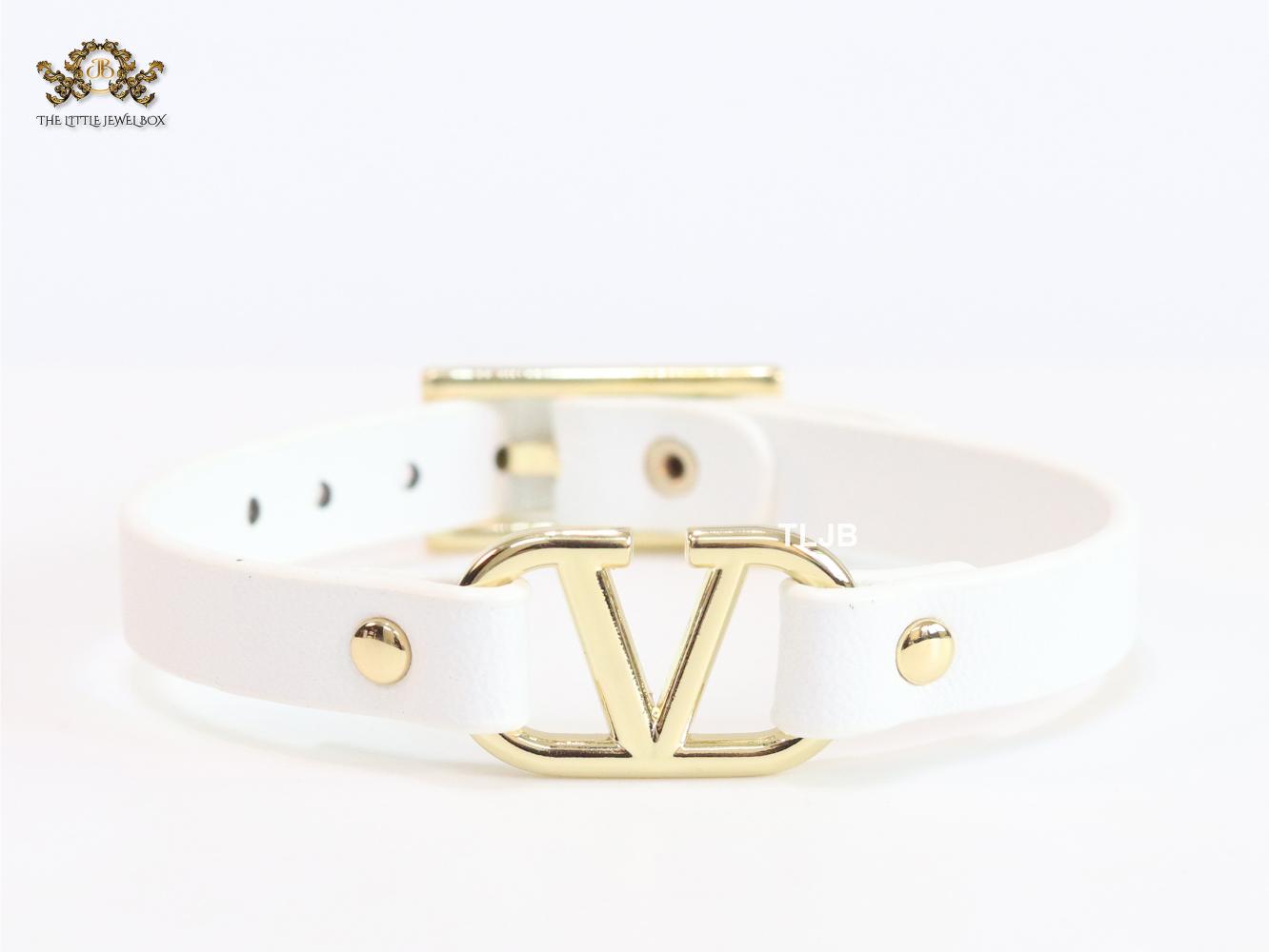 Alphabet V leather bracelet - white