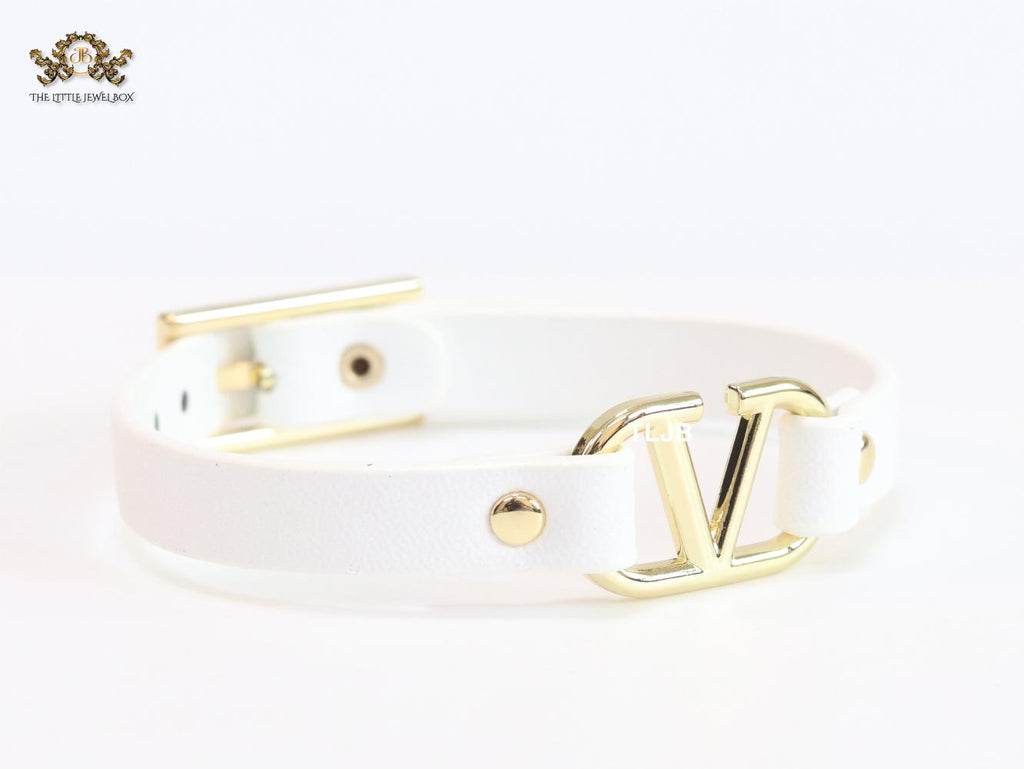 Alphabet V leather bracelet - white