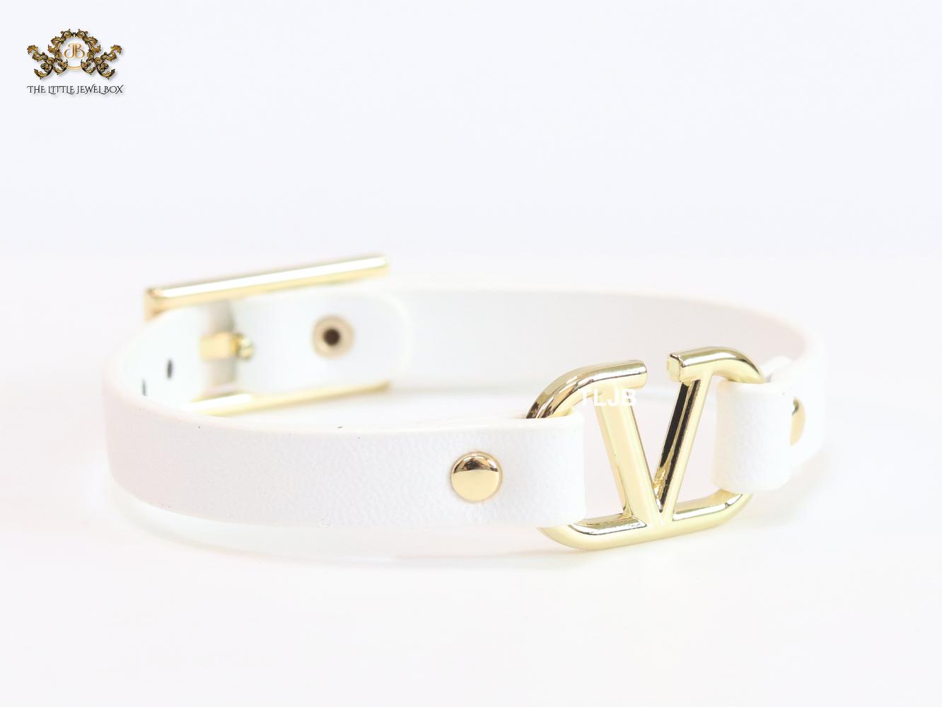 Alphabet V leather bracelet - white