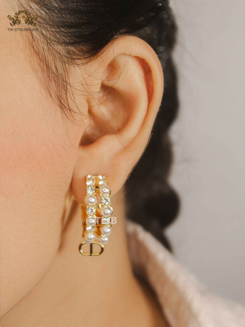 Alphabet CD pearl round earrings