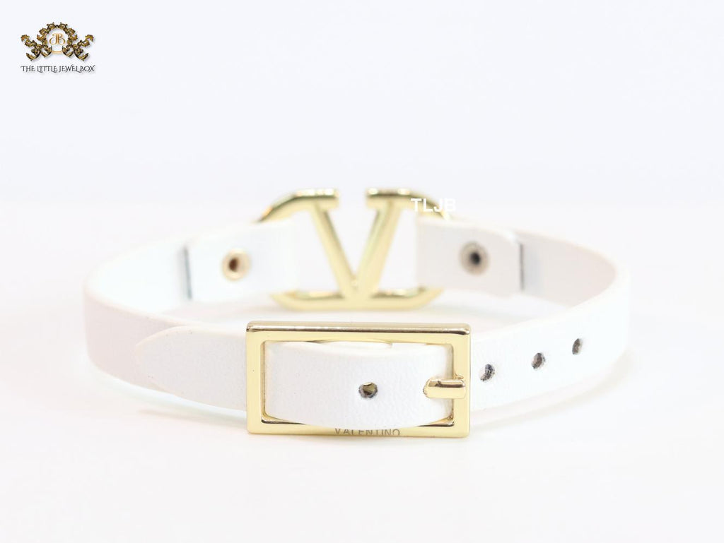 Alphabet V leather bracelet - white