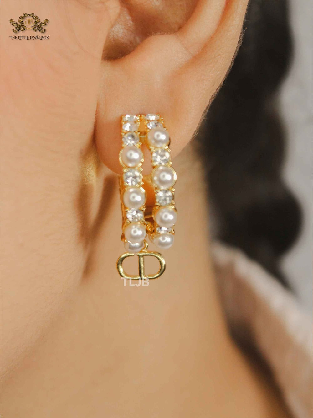 Alphabet CD pearl round earrings