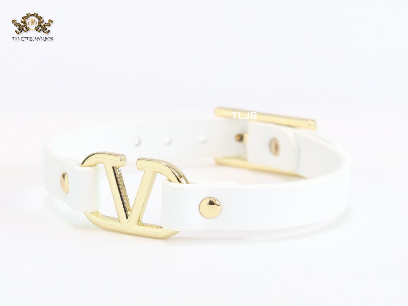 Alphabet V leather bracelet - white