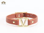 Alphabet V leather bracelet - rust