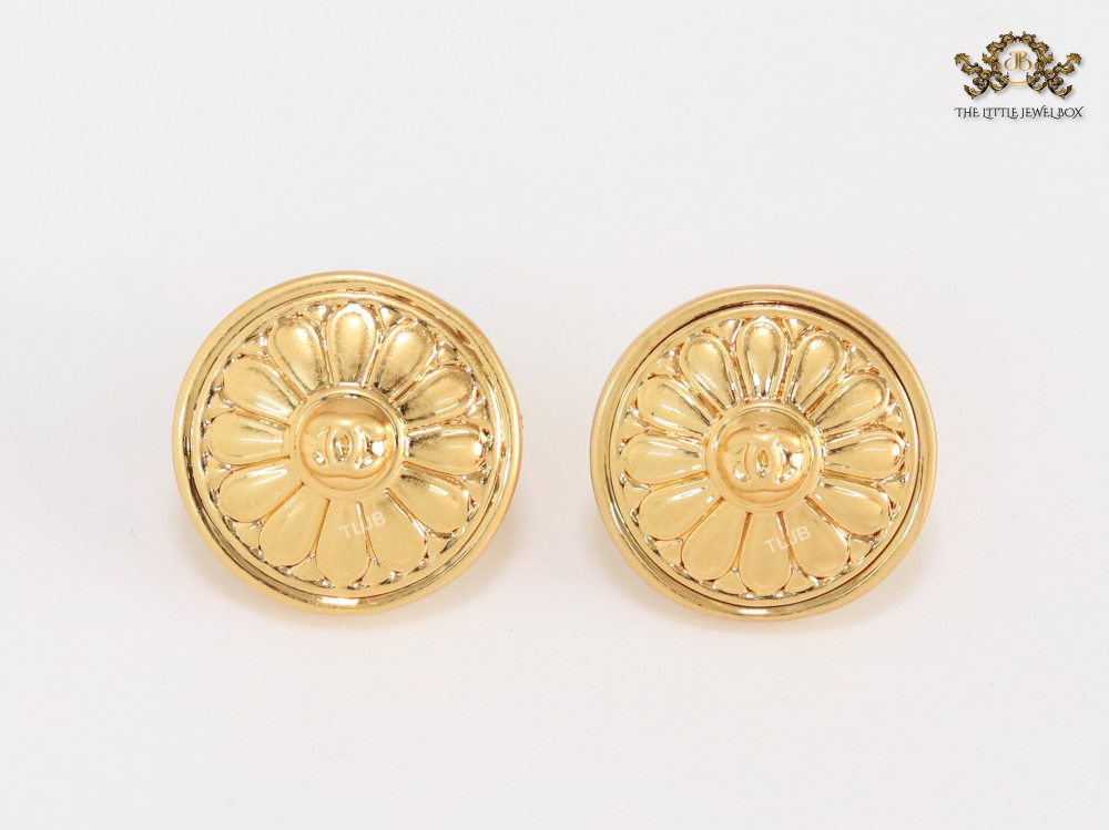 Double C old flower embossed studs