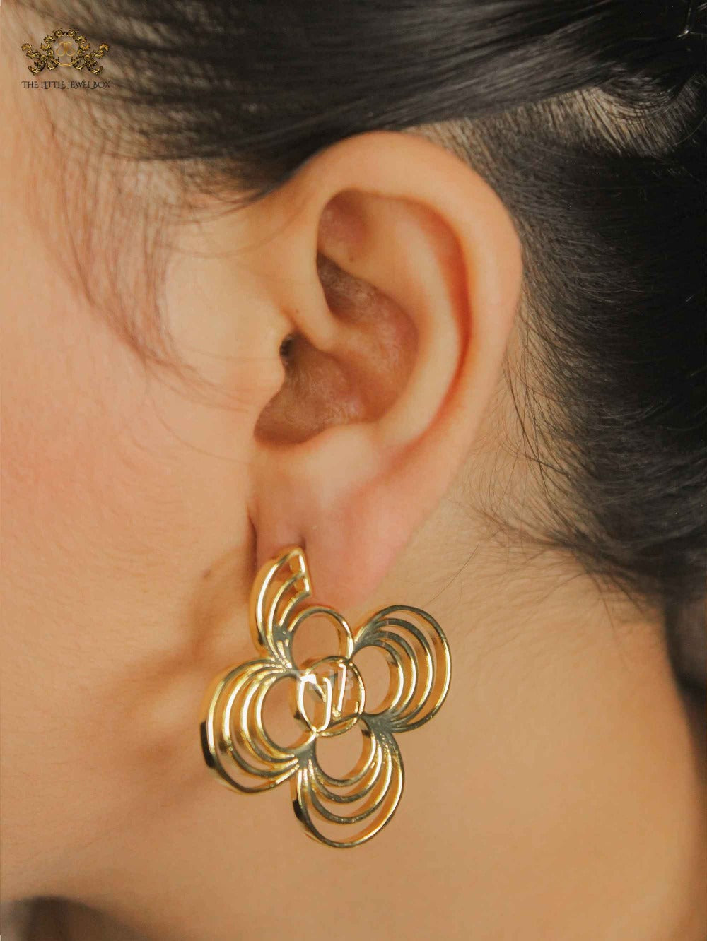 alphabet L&V curved flower Gold earrings