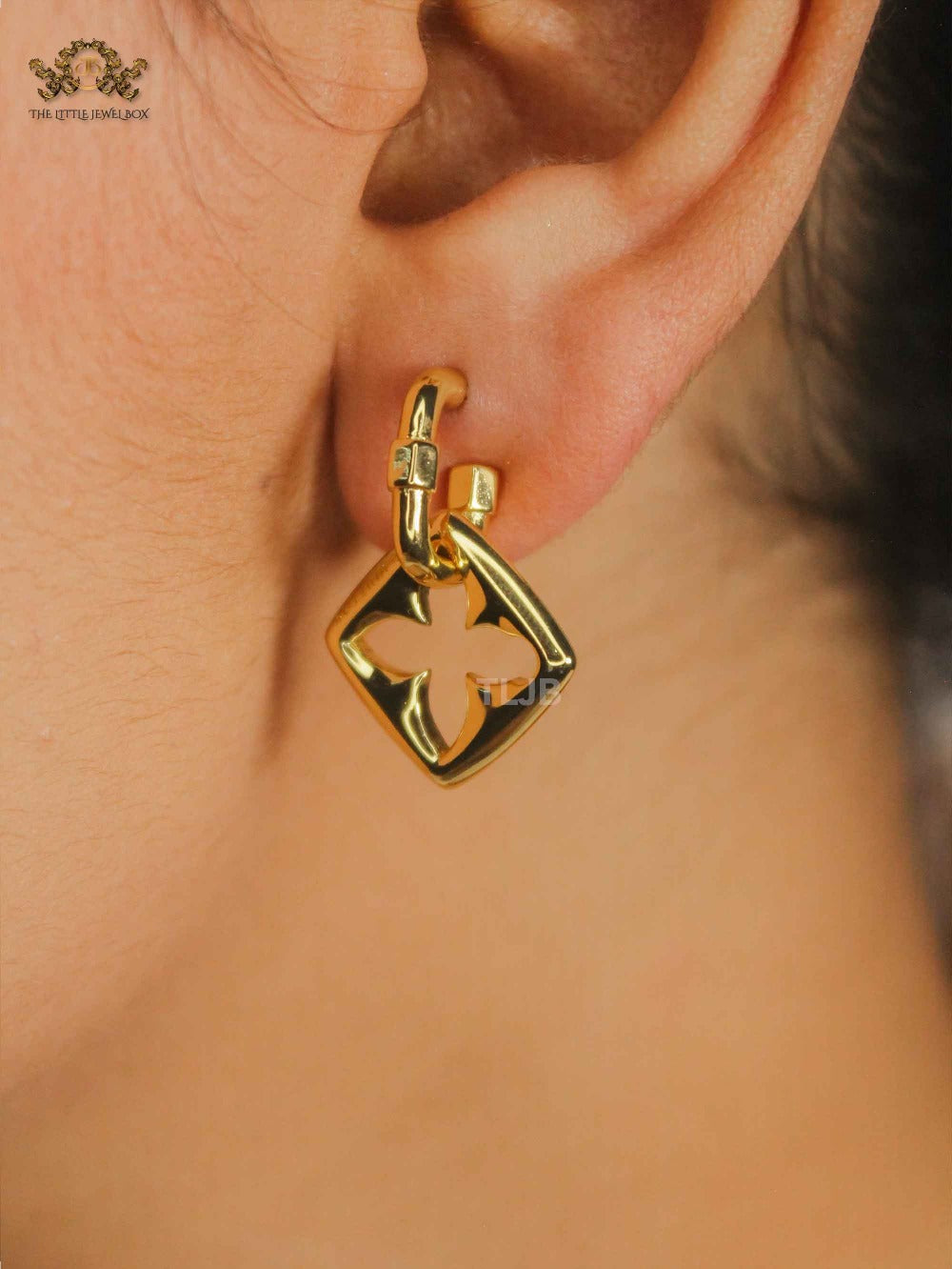 Alphabet L&V Gold petal motif dangle