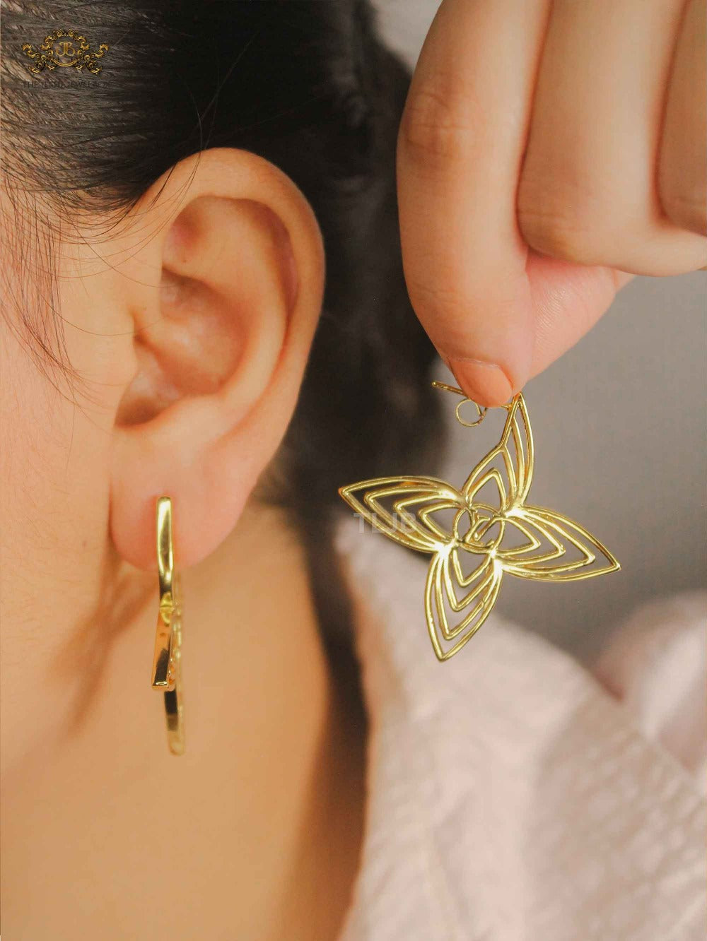 Alphabet L&V gold spike flower earrings