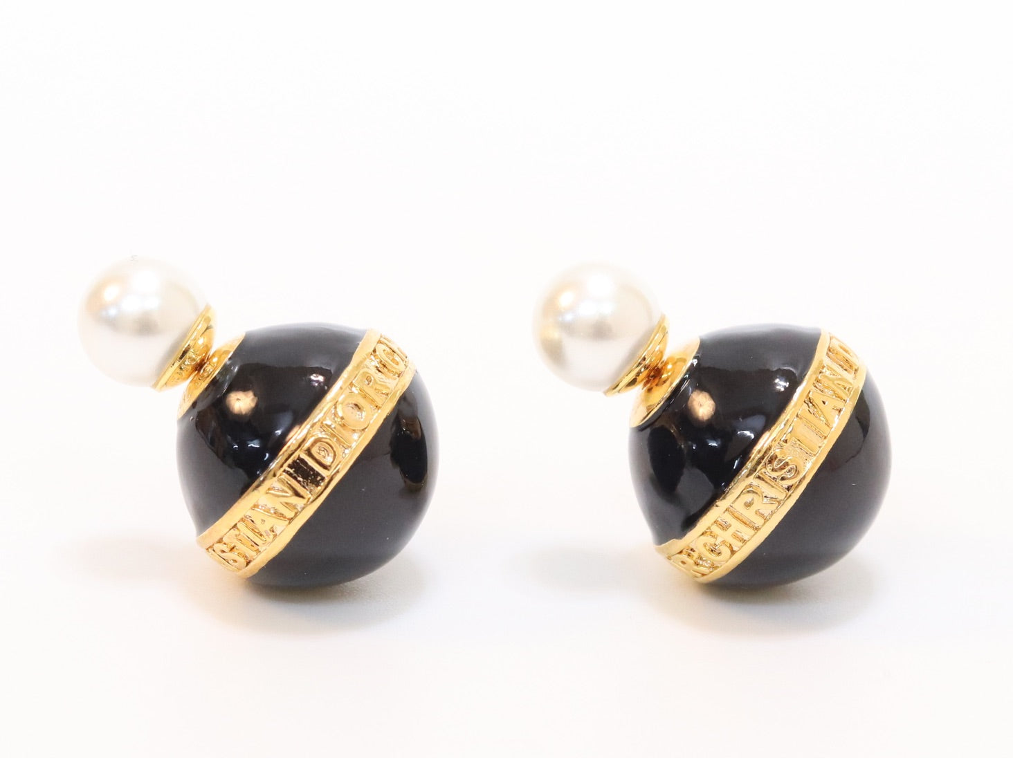 Black and white pearls gold motif studs