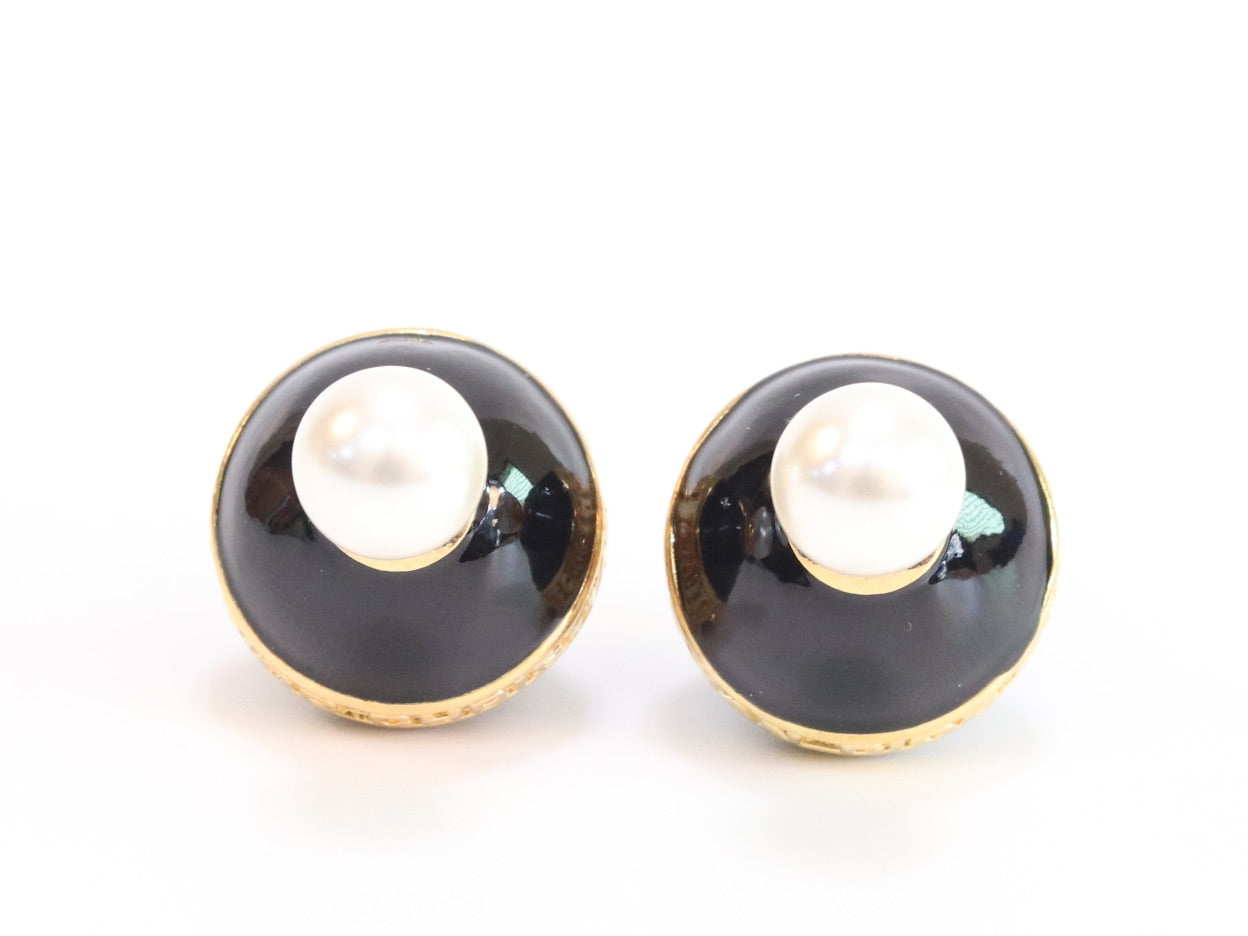 Black and white pearls gold motif studs