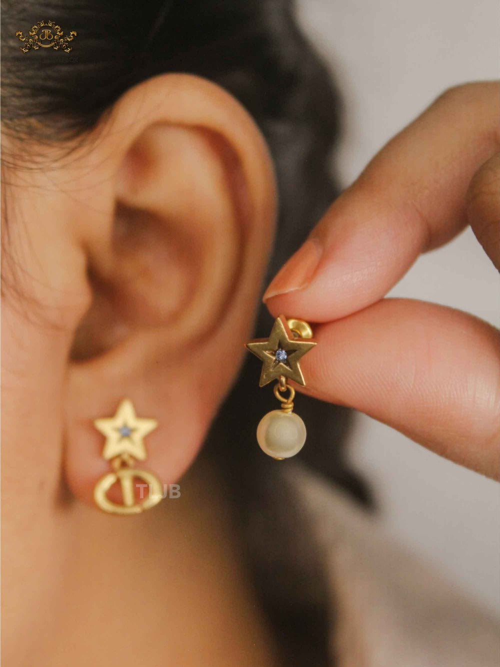 Alphabet CD Pearl and Star mismatch earrings