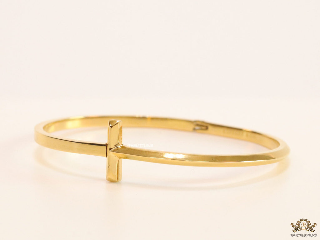 Gold plated bracelet with T motif centre