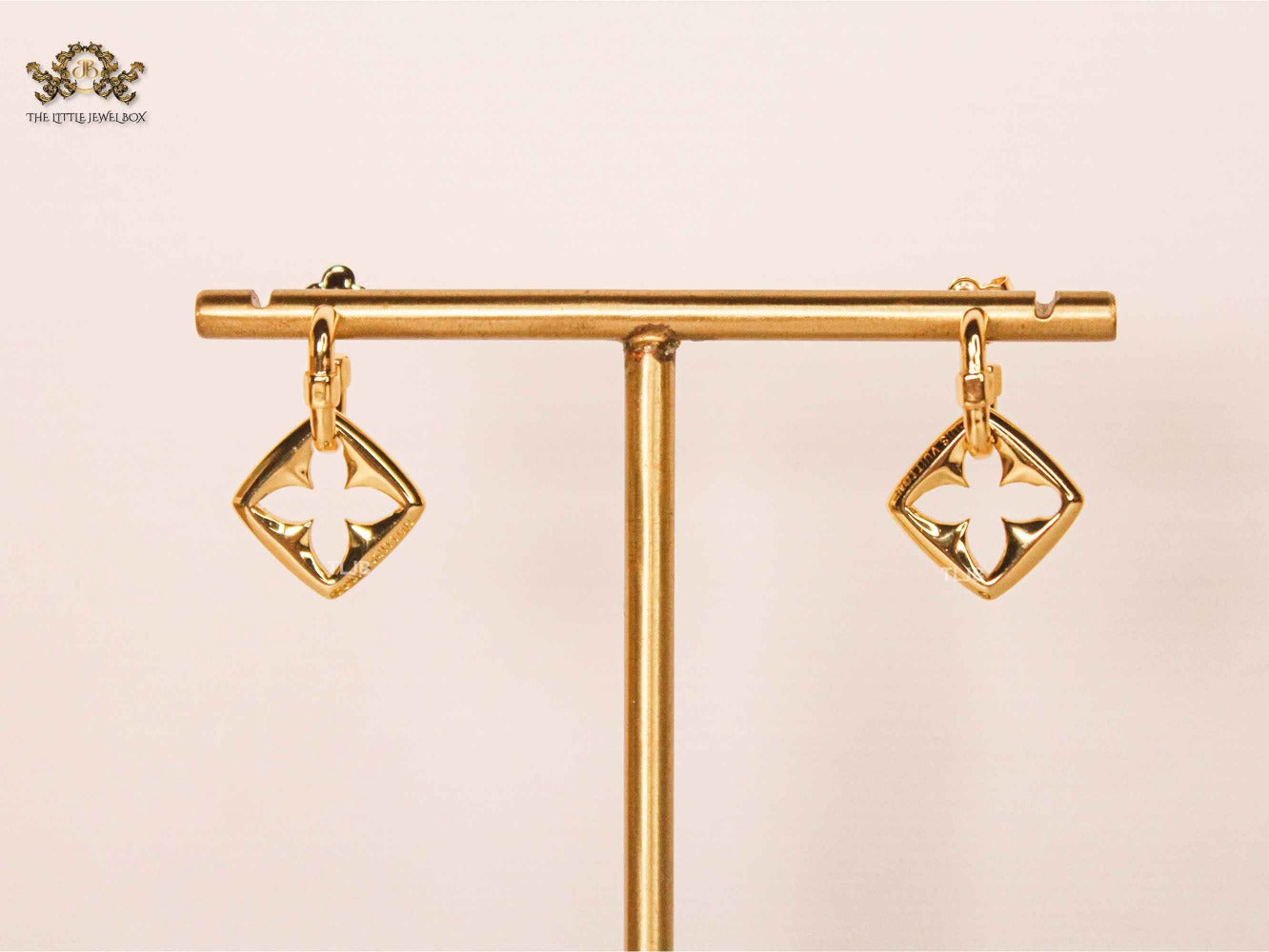 Alphabet L&V Gold petal motif dangle