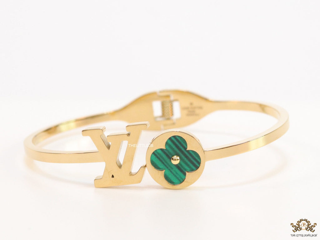 Gold plated alphabet bracelet with malachite green clover