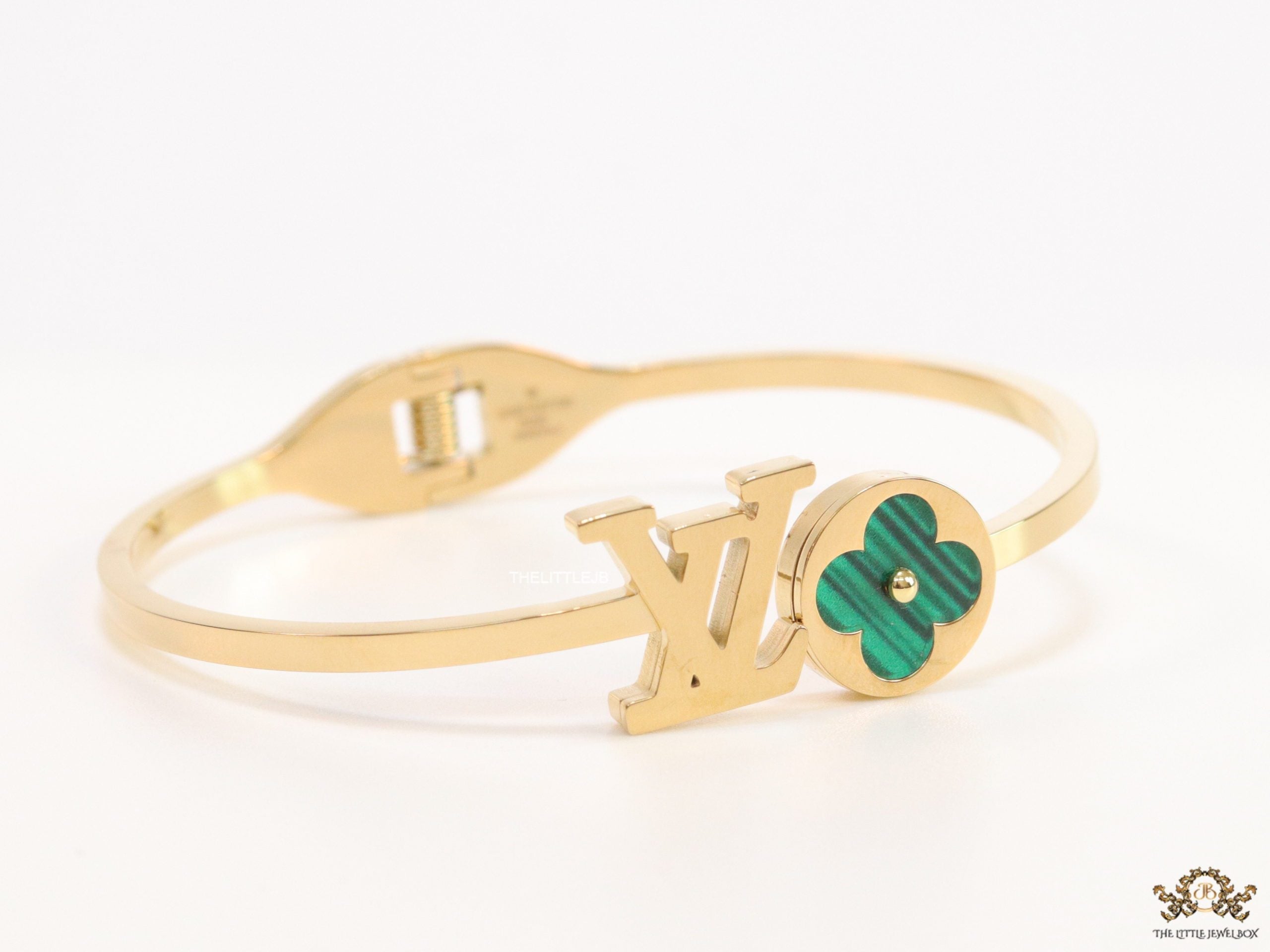 Gold plated alphabet bracelet with malachite green clover